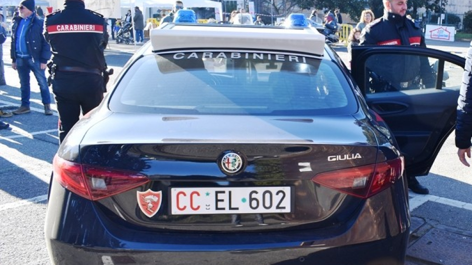Si presenta in caserma per sporgere denuncia, ma viene arrestato